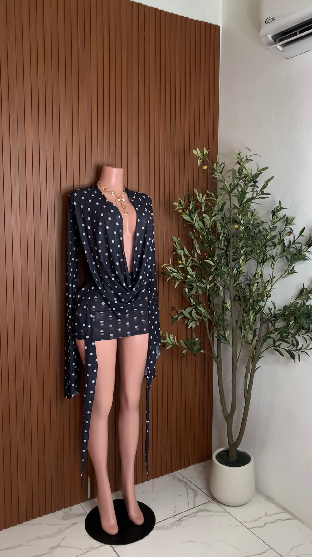 Hydra (polka) black